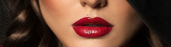 Глубокий цветной татуаж губ